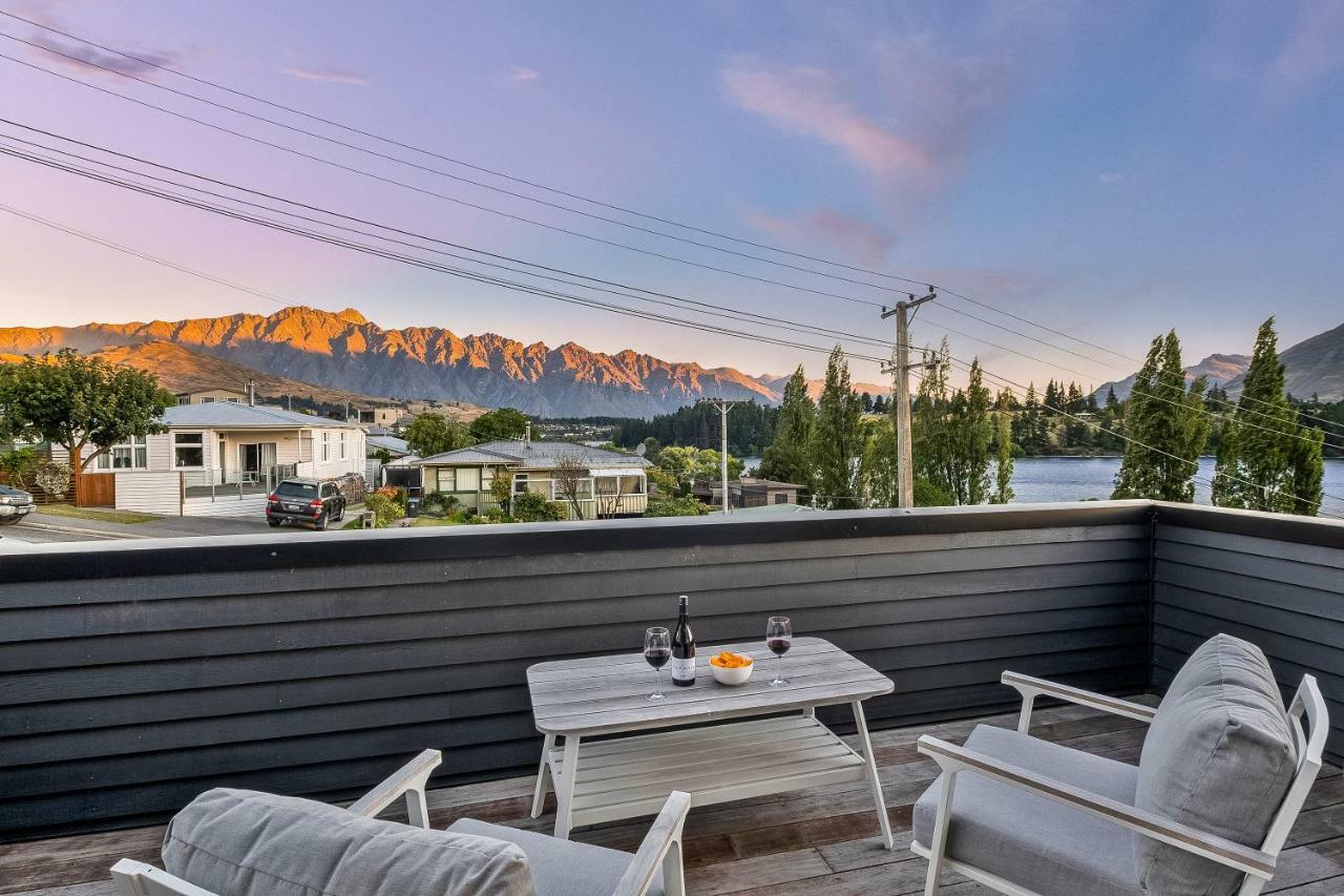 Lakeside Luxury On Suburb Street Куийнстаун Екстериор снимка